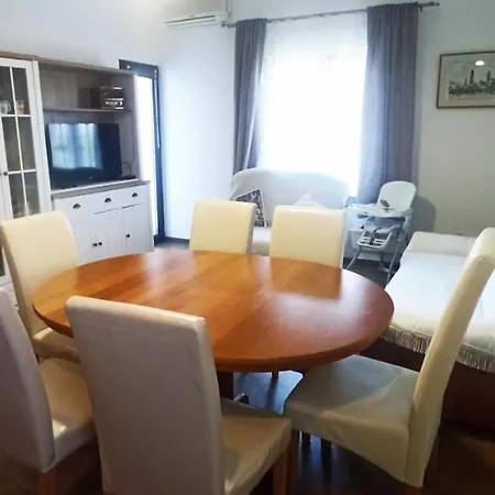 Apartman App Lola *